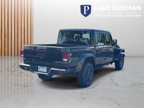 New 2025 Jeep Gladiator Sport image 9