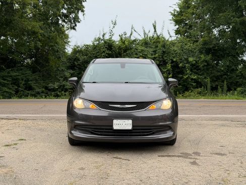 Used 2017 Chrysler Pacifica Touring w/ Tire & Wheel Group FWD image 2
