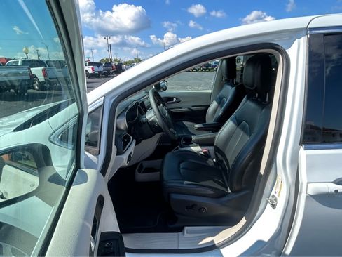 Used 2023 Chrysler Pacifica Touring-L FWD image 21