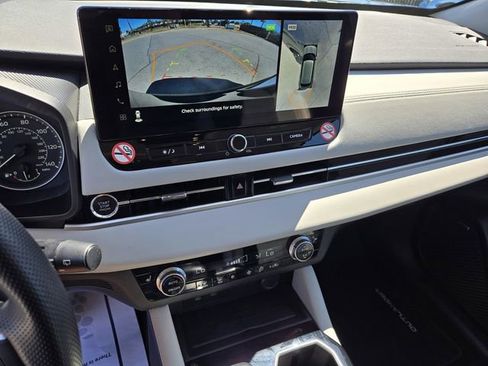 Used 2025 Mitsubishi Outlander SE image 15