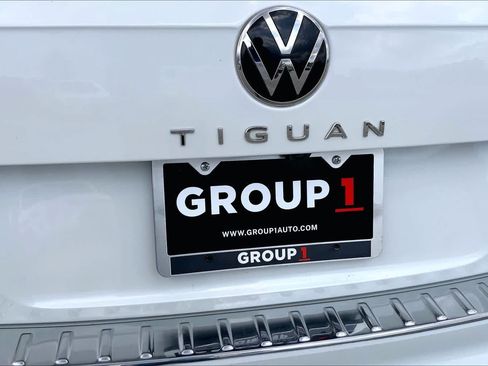 Used 2023 Volkswagen Tiguan SE w/ Panoramic Sunroof Package FWD image 10