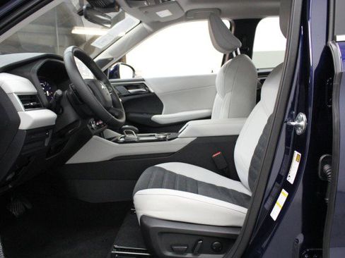 New 2025 Mitsubishi Outlander SE image 6