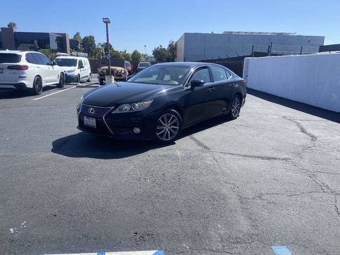 Used 2013 Lexus ES 300h w/ Luxury Pkg FWD image 2