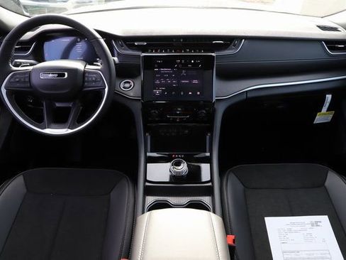 New 2025 Jeep Grand Cherokee Altitude AWD/4WD image 19