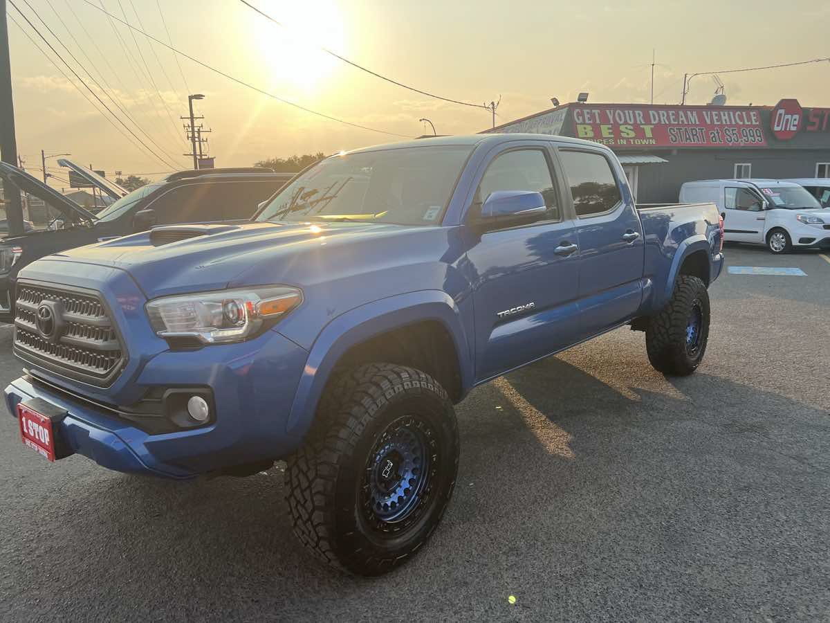 Used 2017 Toyota Tacoma TRD Off-Road AWD/4WD image 3