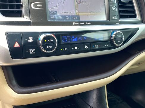 Used 2019 Toyota Highlander SE image 25