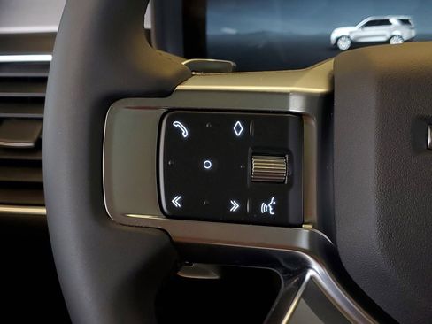 Used 2025 Land Rover Discovery Dynamic SE image 18