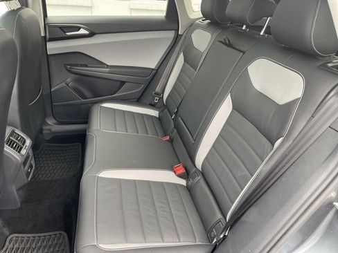 Certified 2022 Volkswagen Taos SEL w/ Panoramic Sunroof Package image 13