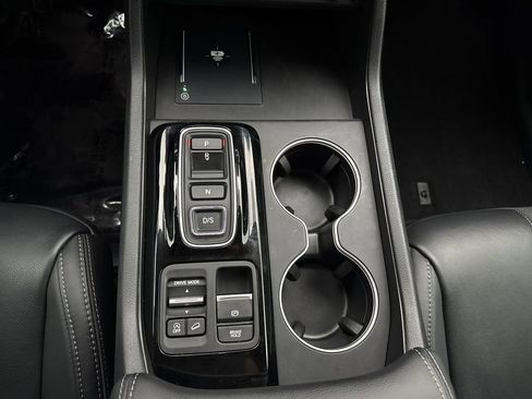 Certified 2025 Honda Pilot Touring image 10