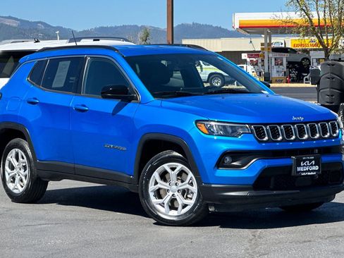 Used 2024 Jeep Compass Latitude image 2