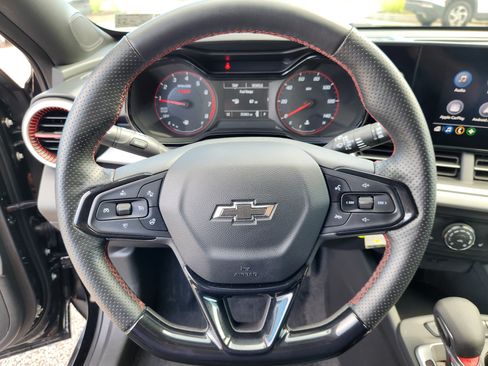 Used 2024 Chevrolet Trax RS w/ Sunroof Package FWD image 9