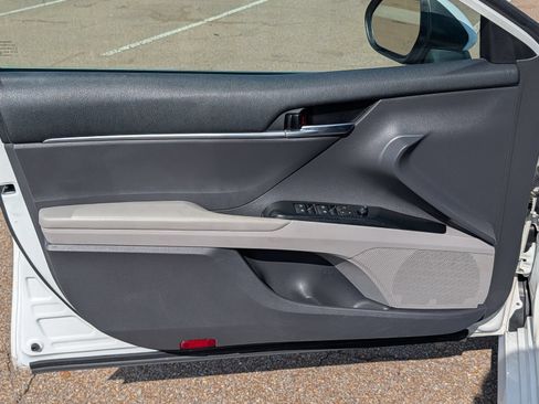 Used 2020 Toyota Camry LE FWD image 10