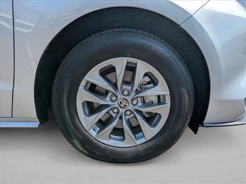 Used 2024 Toyota Sienna LE FWD image 21