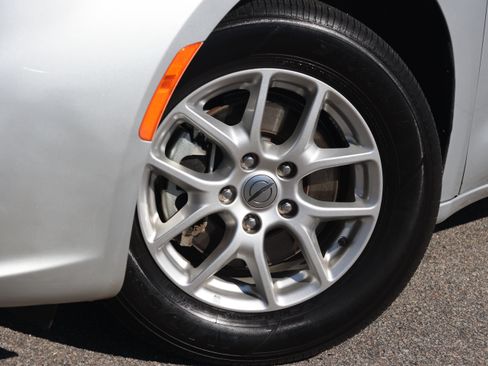 Used 2024 Chrysler Pacifica Touring-L FWD image 28