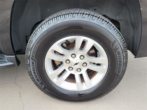 Used 2018 Chevrolet Suburban LT image 31