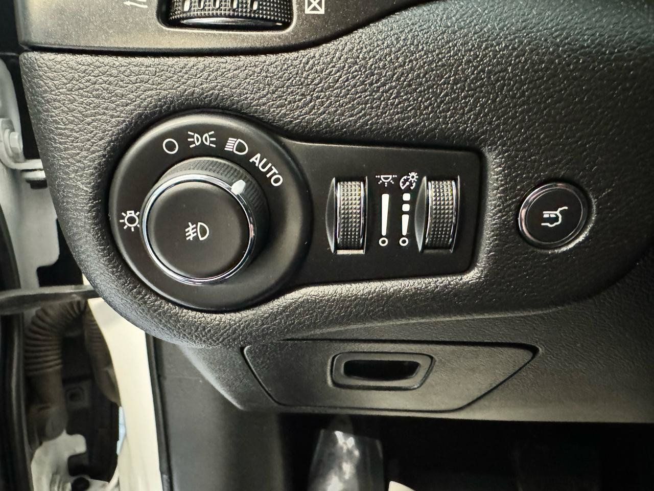 Used 2020 Jeep Cherokee Trailhawk w/ Comfort/Convenience Group AWD/4WD image 12