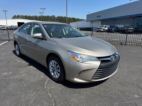 Used 2016 Toyota Camry LE image 4