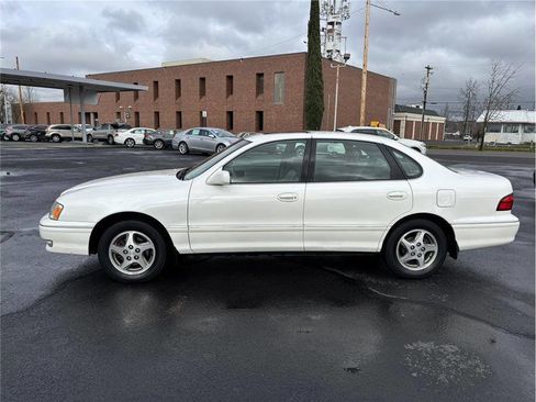 Used 1999 Toyota Avalon XLS image 2