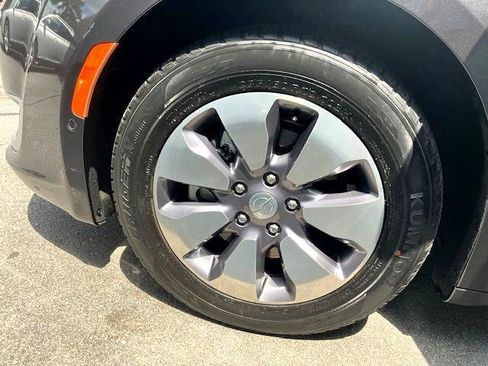 Used 2018 Chrysler Pacifica Limited w/ Advanced Safetytec Group image 22