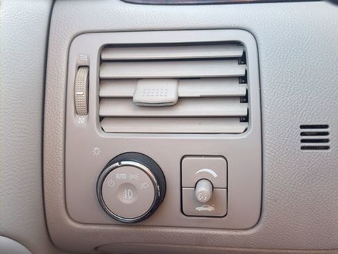 Used 2011 Buick Lucerne CXL image 18