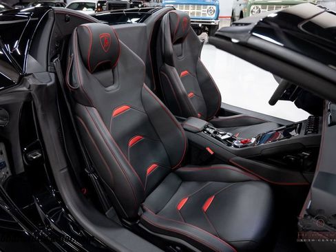 Used 2021 Lamborghini Huracan EVO image 30