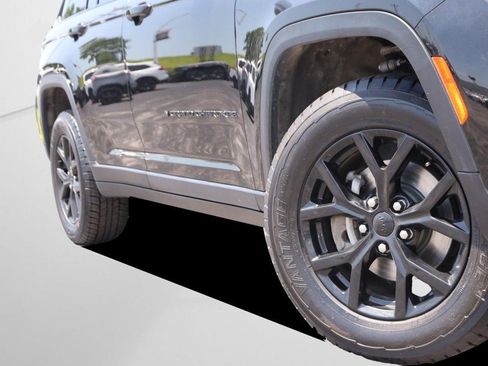 Used 2024 Jeep Grand Cherokee Altitude AWD/4WD image 5