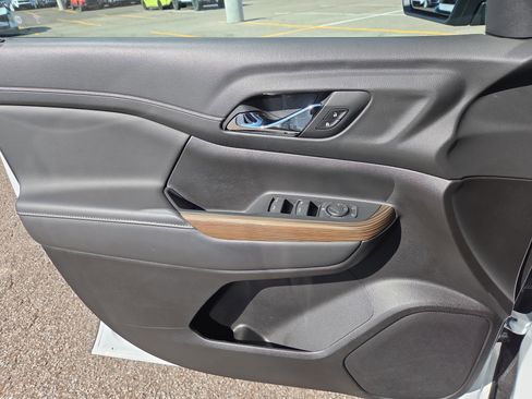 Used 2023 GMC Acadia SLE image 10