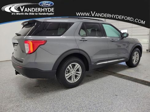 Used 2022 Ford Explorer XLT image 3