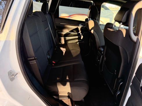 Used 2018 Jeep Grand Cherokee Laredo image 22
