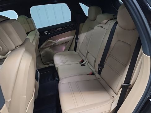 Used 2022 Porsche Cayenne image 33