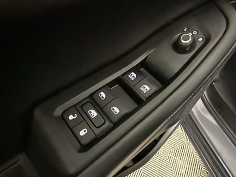 Used 2024 Jeep Grand Cherokee Laredo AWD/4WD image 10