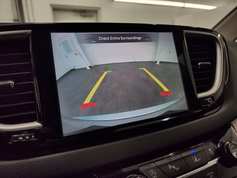 Used 2024 Chrysler Pacifica Touring-L FWD image 16