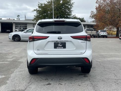 Used 2023 Toyota Highlander LE image 4