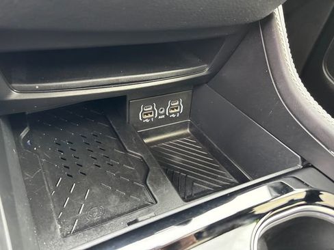 Used 2025 Chrysler Pacifica Limited image 23