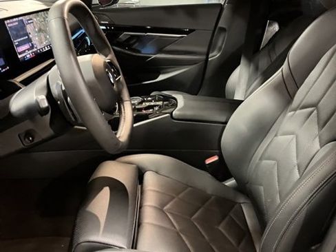 Used 2025 BMW 530i xDrive image 15