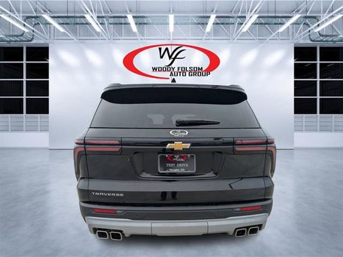 Used 2025 Chevrolet Traverse LT FWD image 4