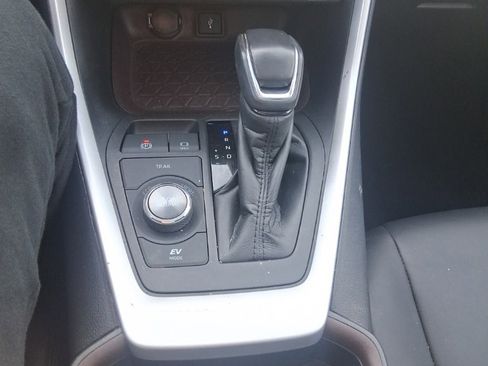 Used 2021 Toyota RAV4 Limited image 12