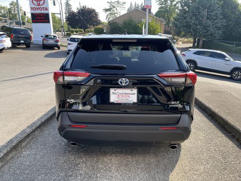 Certified 2022 Toyota RAV4 XLE Premium AWD/4WD image 5