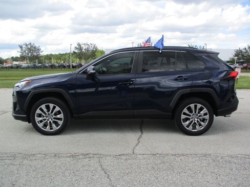 Used 2022 Toyota RAV4 XLE Premium image 2