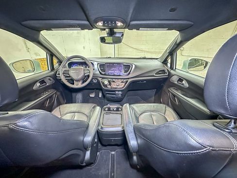 Certified 2022 Chrysler Pacifica Touring-L w/ S Appearance Package image 32