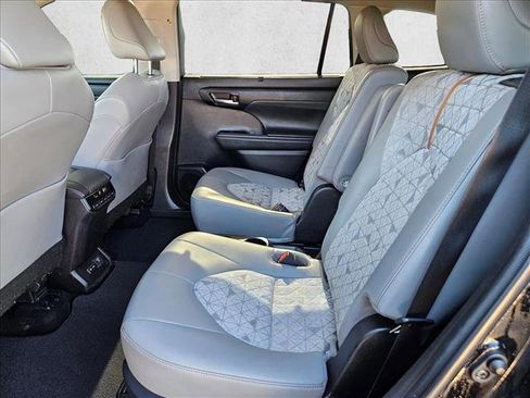 Used 2022 Toyota Highlander Bronze Edition image 21