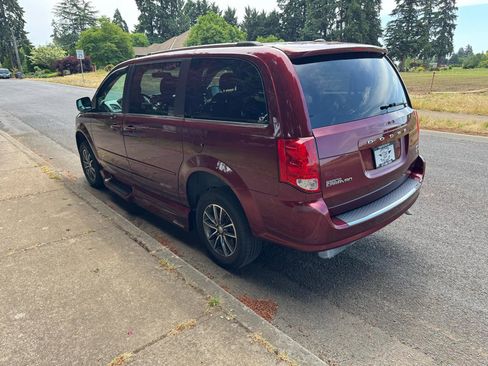 Used 2017 Dodge Grand Caravan SXT FWD image 10