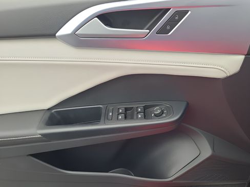 Certified 2025 Volkswagen Taos SE image 25