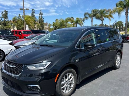 Used 2023 Chrysler Pacifica Touring-L FWD image 1