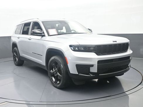 Used 2023 Jeep Grand Cherokee L Laredo RWD image 9