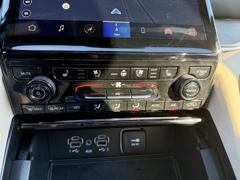 Used 2025 Jeep Grand Cherokee L Limited w/ Luxury Tech Group II image 26