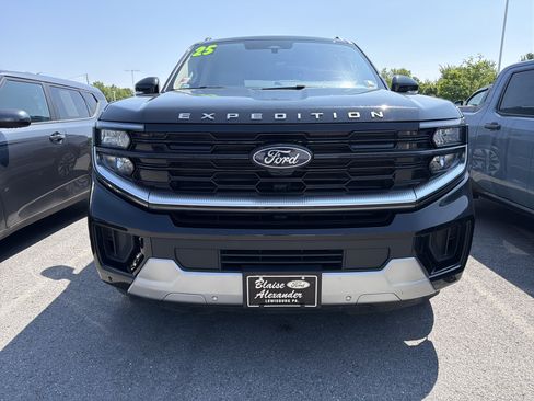 Certified 2025 Ford Expedition Max Platinum w/ Driver's Package AWD/4WD image 36
