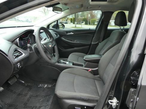 Used 2017 Chevrolet Cruze LT w/ Sun And Sound Package image 9