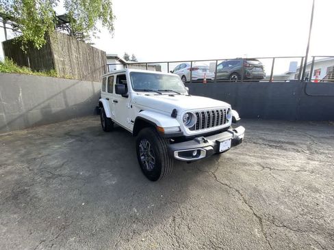 Used 2025 Jeep Wrangler Sahara AWD/4WD image 8