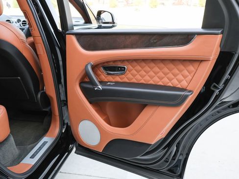 Used 2019 Bentley Bentayga image 24